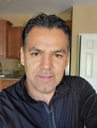 Hombre Separado de  Otra Ciudad- Extranjero, Lemus